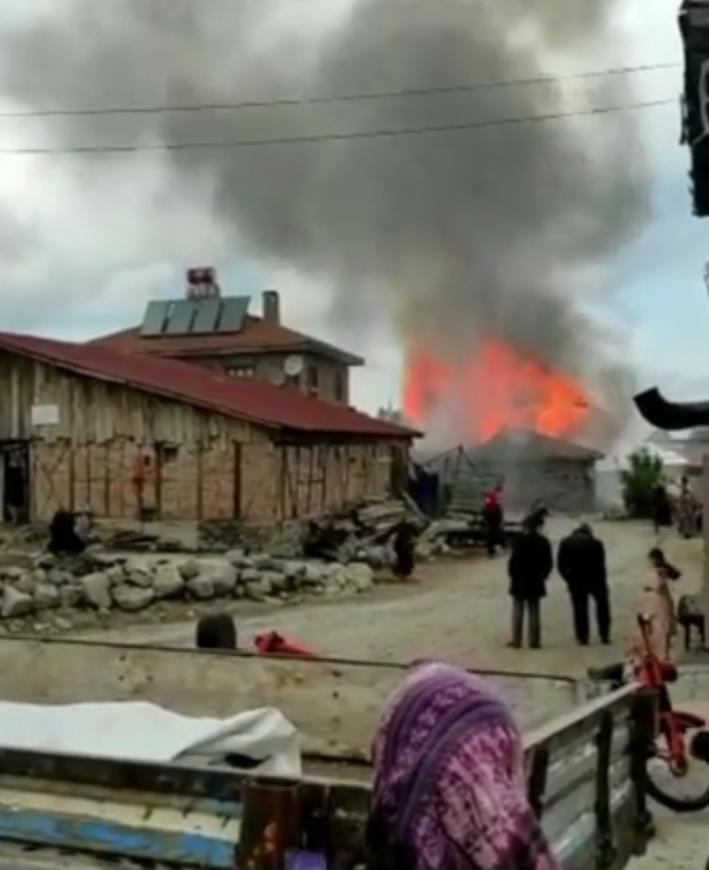 <Bolu Dörtdivanda ahşap ev yandı