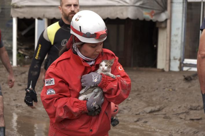 <AKUT, geri dönen Karadeniz sel felaketinde 79 insanı kurtardı